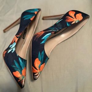 Nine West floral heels. never worn